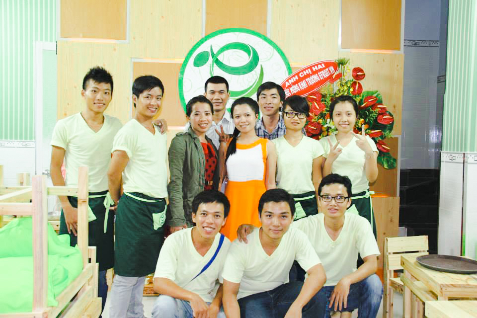 Efruit ra đời từ năm 2013, thành lập bởi một đội ngũ trẻ đam mê ẩm thực và đặc biệt luôn mang một tình yêu mãnh liệt với các thức uống, món ăn ngon, an toàn và chất lượng từ Trái cây tươi.