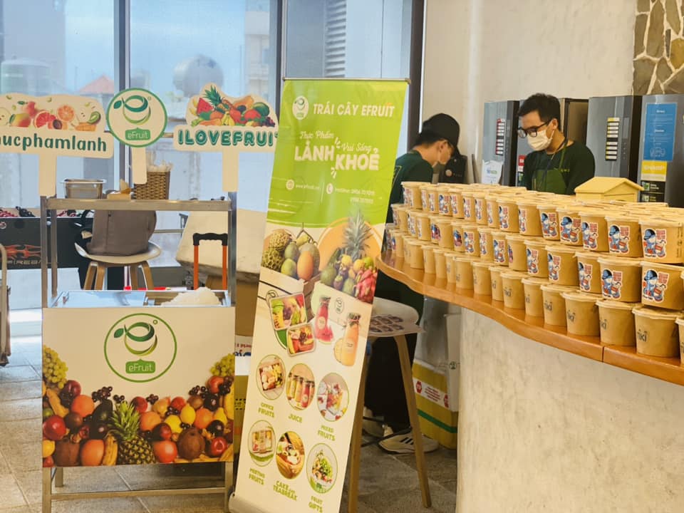 eFruit tự hào là đơn vị uy tín cung cấp trái cây, thức uống đến các công ty, văn phòng, gia đình mỗi ngày. Các sản phẩm chủ lực: Trái cây cắt đóng hộp, Trái cây tươi dùng mỗi ngày theo Kilogram, Cắt hộp, Nước ép/ Sinh tố trái cây tươi đóng chai thủy tinh nguyên chất phục vụ nhu cầu Thiết đãi, Hội họp, Event hay các dịp Happy hours, Happy Day.